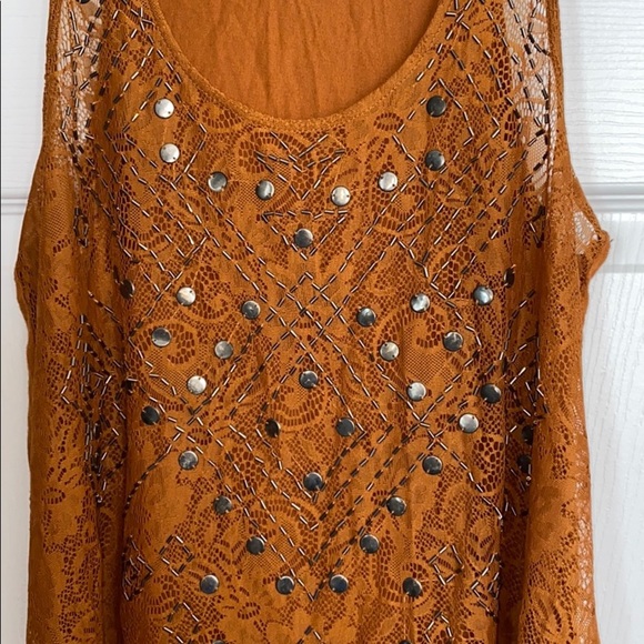 Forever 21 lace embellished high low top - Picture 2 of 6